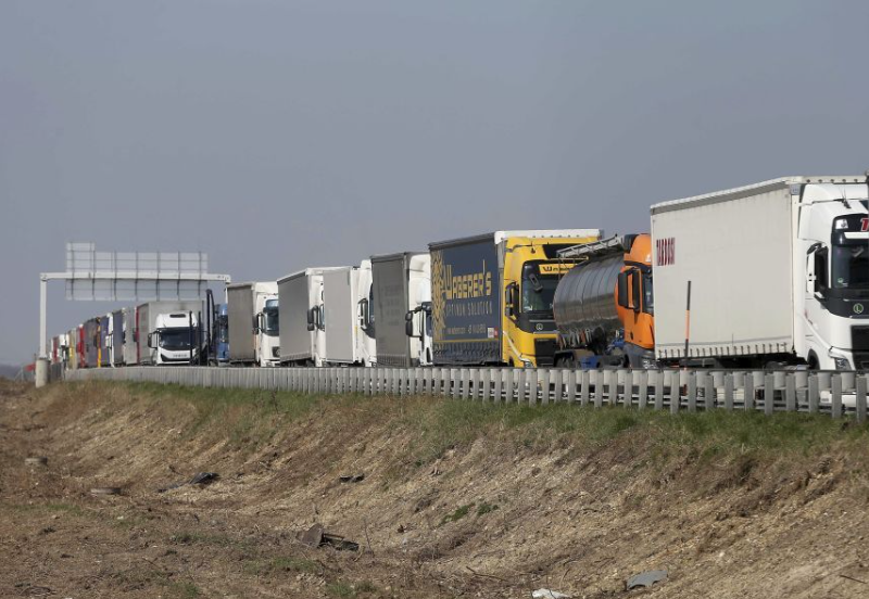 Угорщина стикається із чергами вантажівок після блокади українського кордону в Польщі і Словаччині