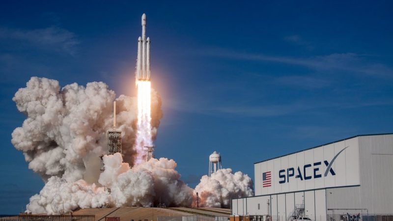 SpaceX здійснить перший комерційний політ у відкритий космос