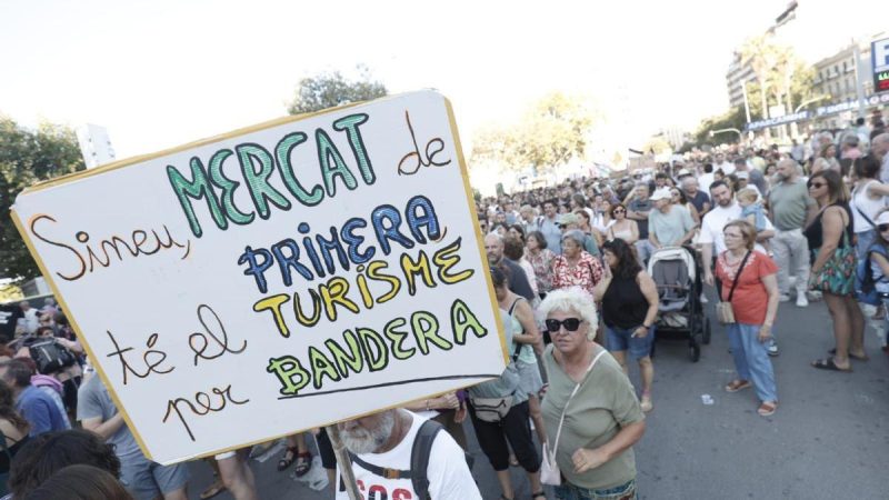 На Канарських островах проходять масові протести проти туризму