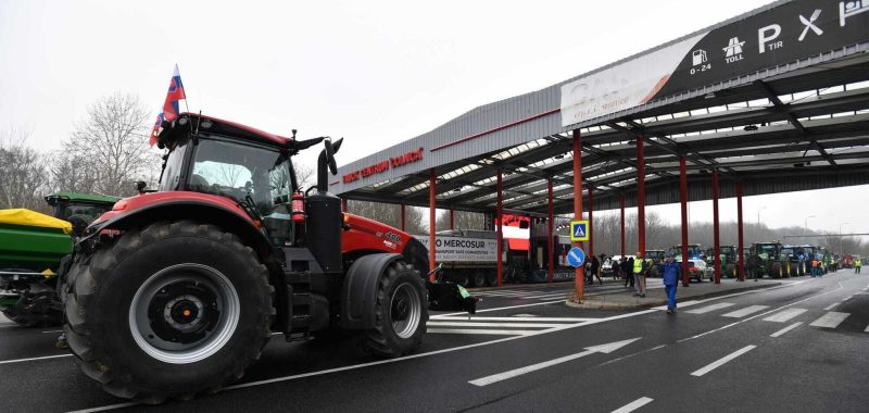 Фермери Чехії та Словаччини заблокували кордон через українське зерно