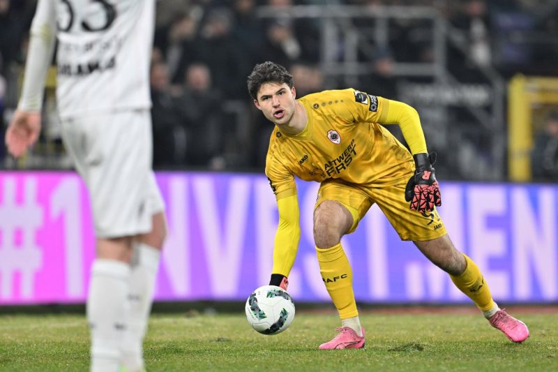 Манчестер Сіті та МЮ змагатимуться за воротаря Антверпена Сенне Ламменса