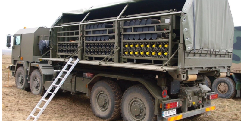 Польські вантажівки допомагають українським артилеристам у забезпеченні боєприпасами