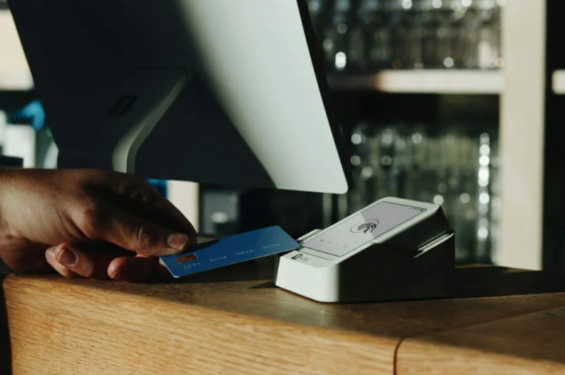 Чому кількість карток в Україні зростає