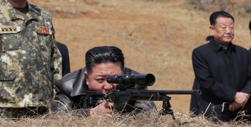 Кім Чен Ін тестує нову снайперську зброю під час навчань спецпідрозділів