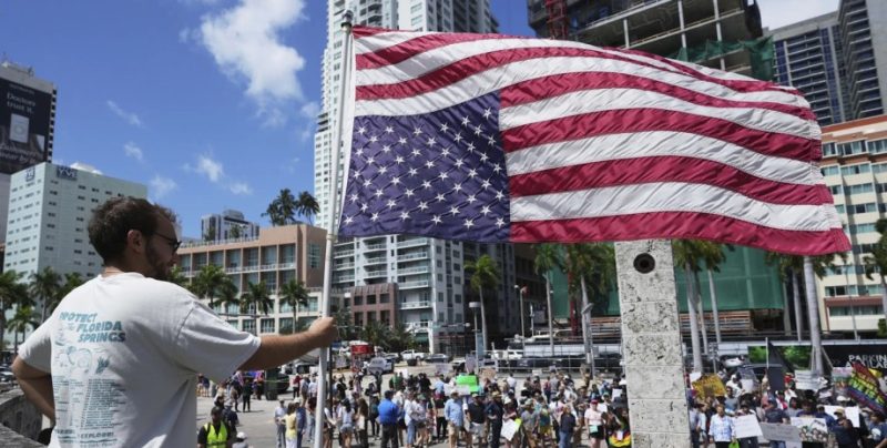 Масові протести в США: тисячі людей виступили проти політики Трампа