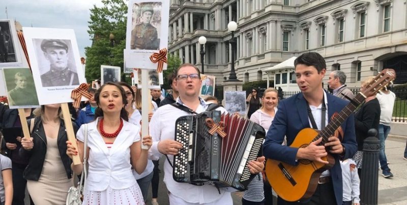 Збіг обставин чи пропаганда? Як хода «Безсмертного полку» змінює міжнародний контекст