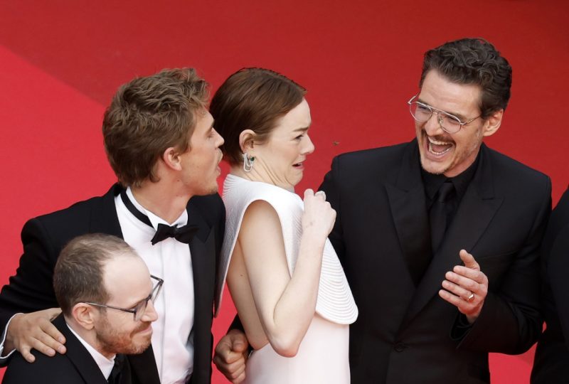 Каннський інцидент: Емма Стоун рятувалася від бджоли в обіймах Паскаля