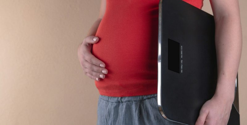 Як вода, їжа та гормони можуть впливати на вашу вагу протягом дня