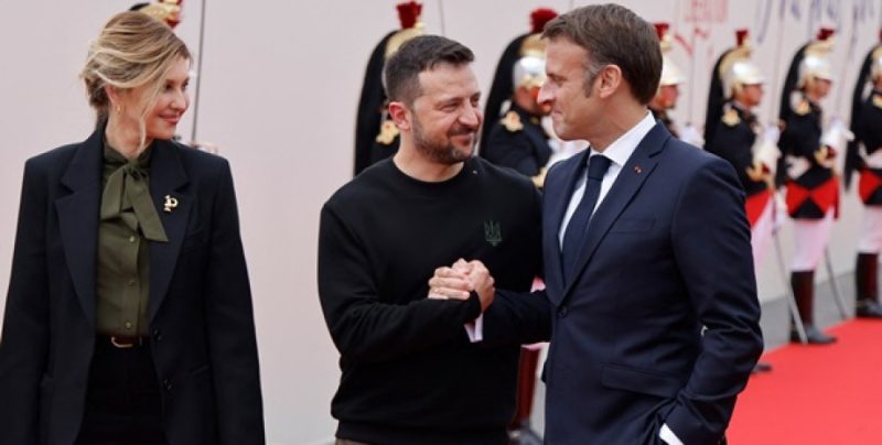 Зеленський та Макрон спілкуються через WhatsApp та Signal без формальностей