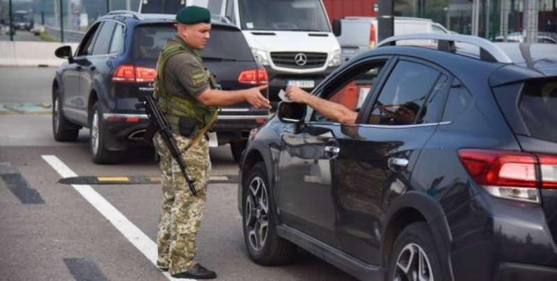 ДПСУ пояснила, які заброньовані чоловіки можуть поїхати за кордон