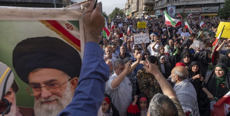 Іран погрожує ракетними ударами і блокадою Ормузької протоки у відповідь на удари США