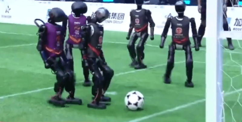 Штучний інтелект на полі: гуманоїди вперше зіграли у футбол