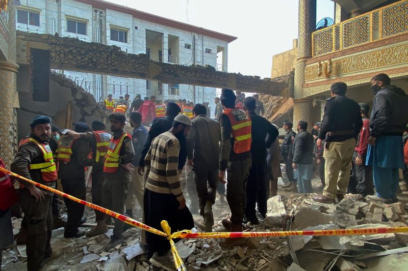 Терорист-смертник атакував військову колону в Пакистані