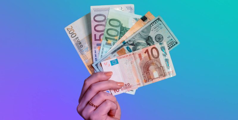 Українці активніше купують валюту