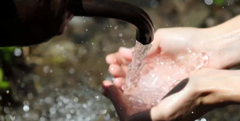 Вчені створили панель, яка збирає воду з атмосфери навіть у пустелі