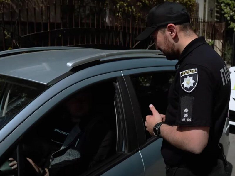 Залишив номер на склі — відкрив двері шахраям? Поради поліції