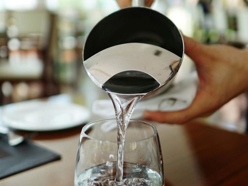 Чому пораду пити два літри води варто переглянути