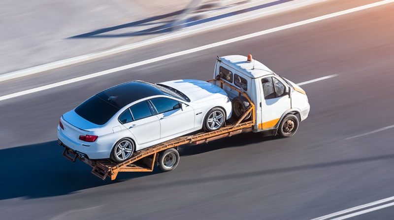 У Києві евакуюють авто з тротуарів: на Коновальця забрали вісім машин