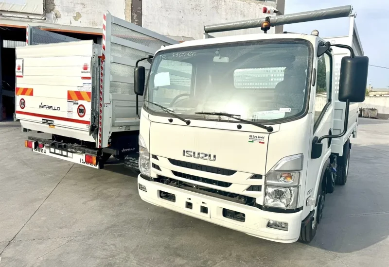 Isuzu NPR 75 для вивезення відходів: гідроборт як перевага