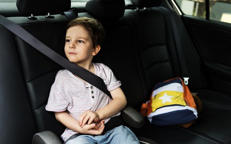 Коли дитина може перейти з автокрісла на бустер?