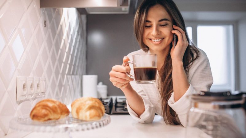Скільки кави насправді безпечно пити щодня, що кажуть наука та експерти