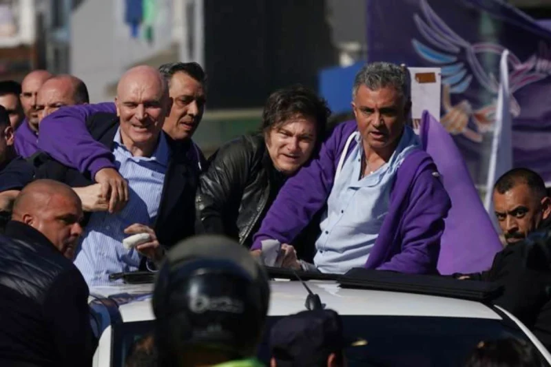 У передмісті Буенос-Айреса натовп закидав президента Аргентини камінням