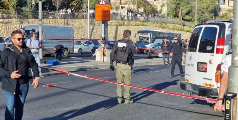 Теракт у Єрусалимі: терористи відкрили вогонь по зупинці й пасажирах