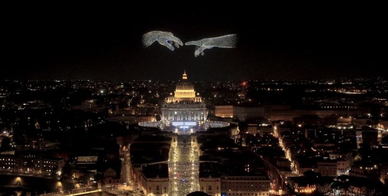 У Ватикані відбулося найбільше шоу дронів у Європі: на площі Святого Петра відтворили шедеври Мікеланджело
