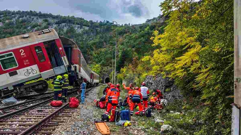 Аварія на залізниці у Словаччині, двоє людей у критичному стані
