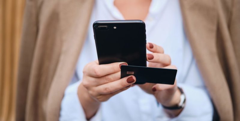 Банки активізували фінмоніторинг, за що українцям блокують рахунки