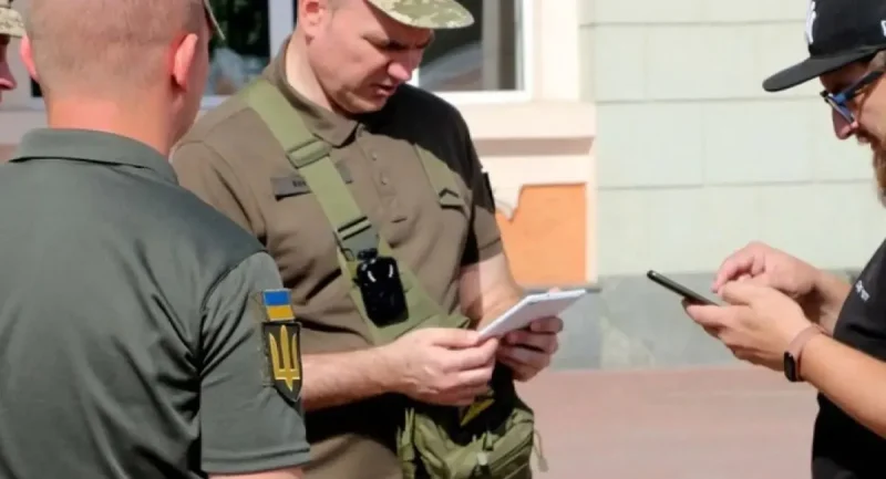 Мобілізація по-новому, хто і як сьогодні вручає повістки