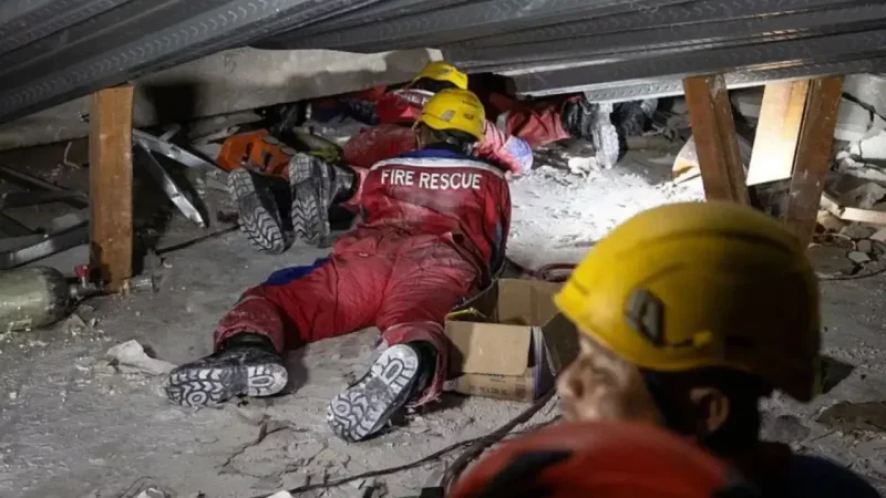 В Індонезії обвалилася школа: 14 загиблих десятки зниклих безвісти