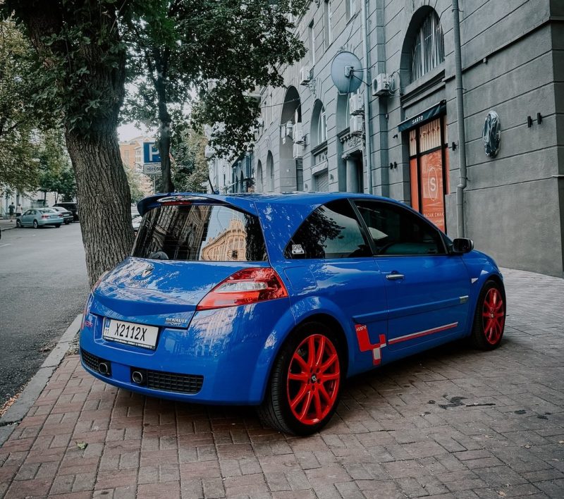 Заряджений хетчбек з титановим вихлопом, у столиці засвітився унікальний Renault