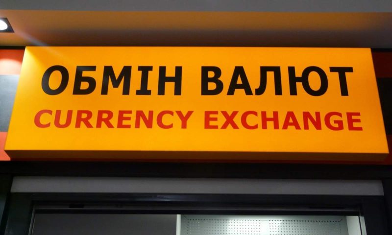 Готівкові курси долара і євро стрімко зростають