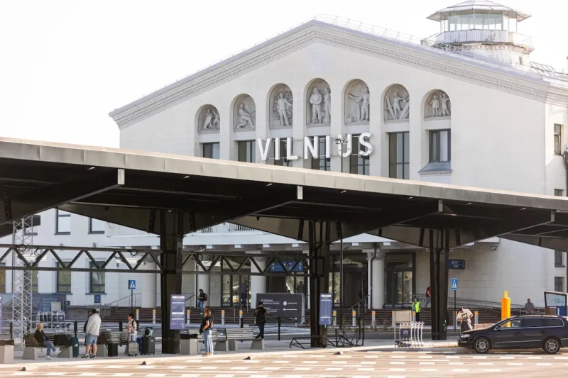 Литва викликала дипломата Білорусі після інциденту, що зупинив Вільнюський аеропорт