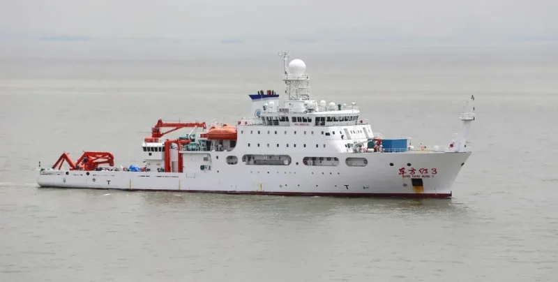 Китай проводить активні дослідження океанських глибин, що викликає занепокоєння у Сполучених Штатів та їхніх партнерів. Протягом понад двох десятиліть китайські наукові судна займаються картографуванням підводного рельєфу та течій в океанах. Хоча офіційно ці роботи представляються як наукові, аналітики вважають, що вони слугують підготовкою Пекіна до можливого конфлікту з США в підводній сфері.