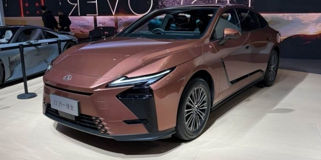 Lexus презентує новий седан ES на автосалоні в Пекіні