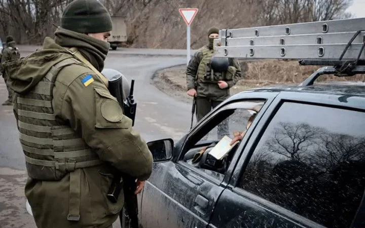 Водій BMW в Рівному наїхав на військового під час перевірки документів