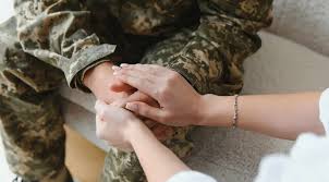 Сім'ї військових в Україні висловлюють своє обурення через незмінність зарплат на фоні підвищення виплат для поліції