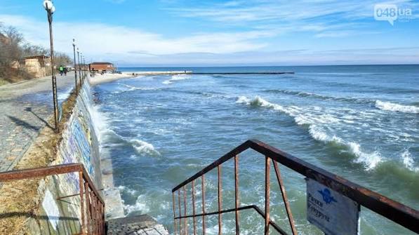 Штормове попередження та ризик мінних пасток: Одеса готується до негоди