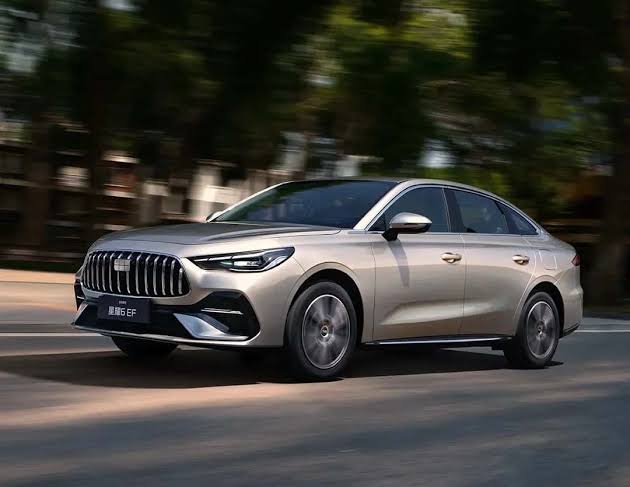 Geely представила новий гібридний седан, здатний працювати на бензині і метанолі